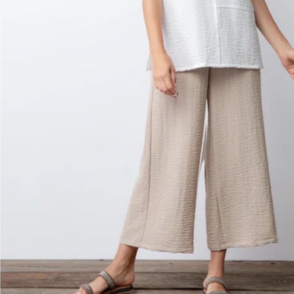New Habitat tan cropped XXL pants with pockets.